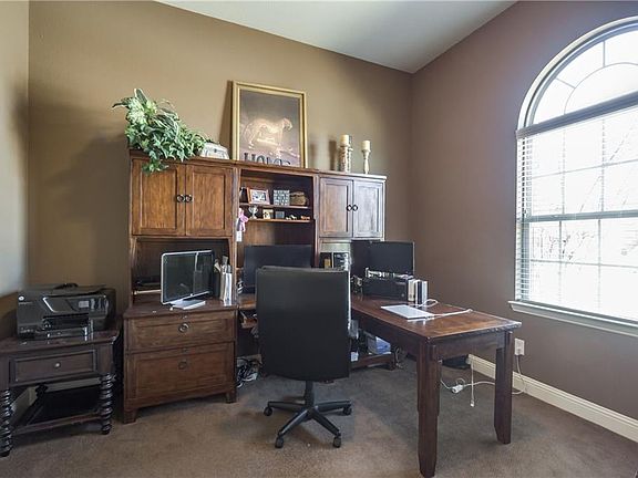 5th image of 901 Tumbleweed Dr