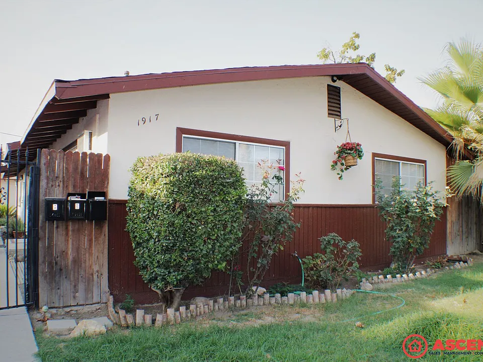 1-bedroom apartment with vintage charm!