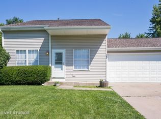 700 Portsmouth Dr, Island Lake, IL 60042