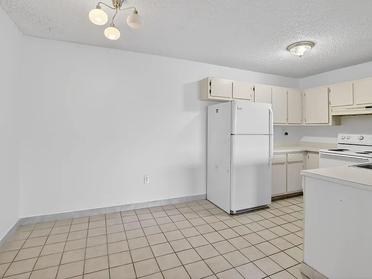 300 Palm Cir W #305 — Photo 7