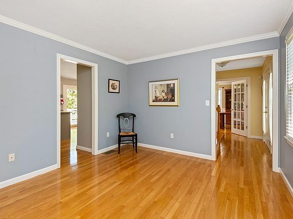 5th image of 15 Comstock Dr