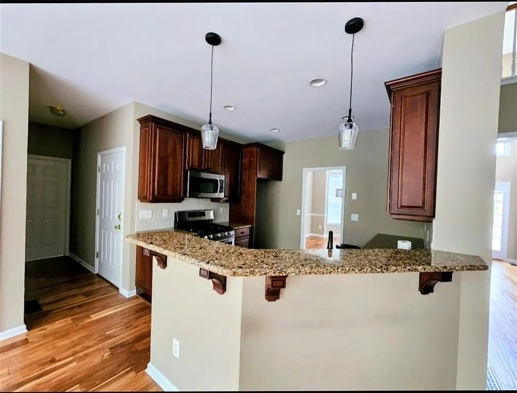4 bed, 2.5 bath, 3270 sqft, $2,700 — Photo 4