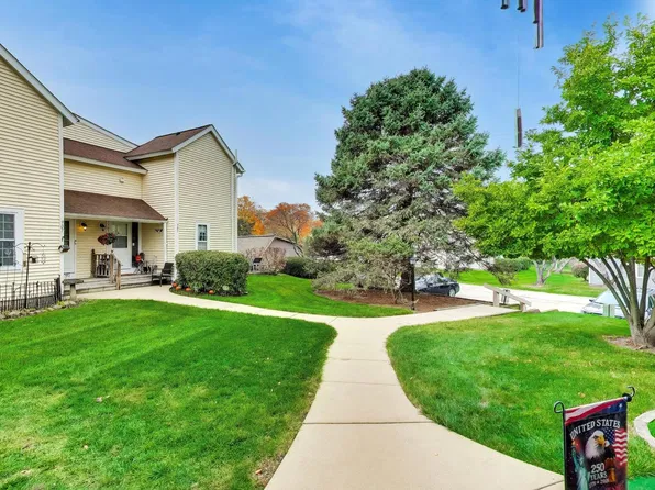 911 Campbell Dr, Gurnee, IL 60031