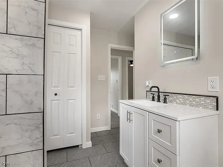 1184 Niagara Ave — Photo 10