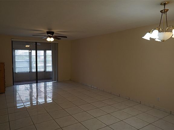 4th image of 2841 Somerset Drive #115