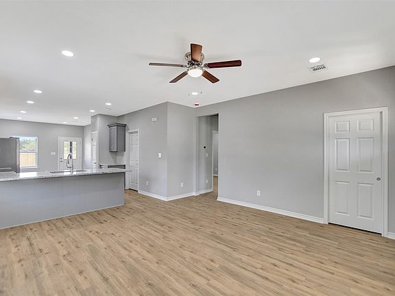 4th image of 210 Kyle St