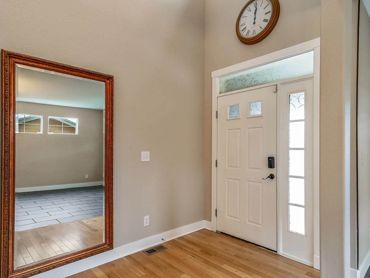 5 bed, 4074 sqft, $4,900 — Photo 3