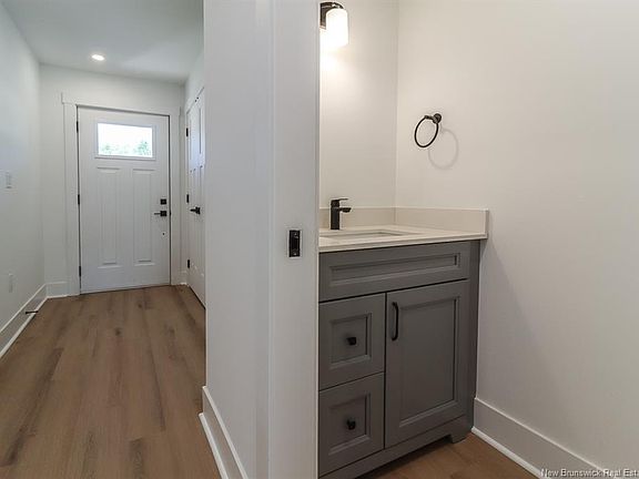 5th image of 43 Downsview Dr