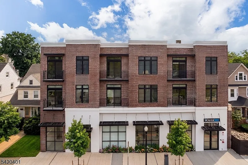 1 bed, 1.0 bath, $3,200 — Photo 1