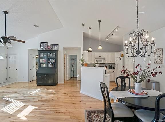 5th image of 227 Wiggins Rd