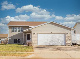 3008 Mary St, Yankton, SD 57078