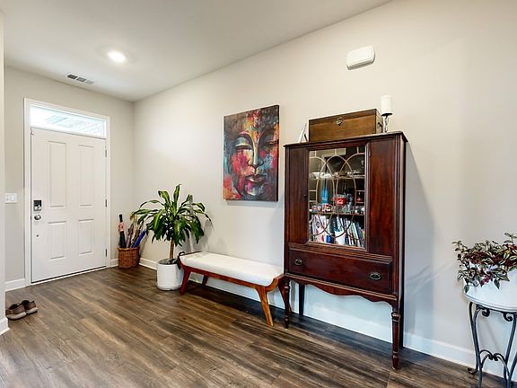 5th image of 823 Clematis Dr