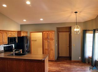 2006 S Dorothy Cir, Sioux Falls, SD 57106