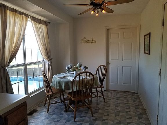 Eat in breakfast area off kitchen