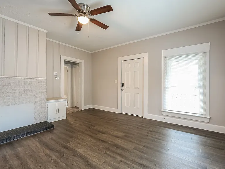1093739_020_living_room_13317349.jpg