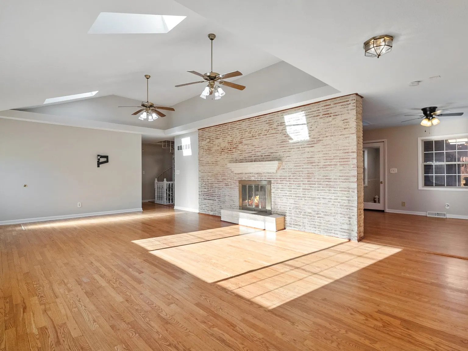 13820 Johnson Dr — Photo 4