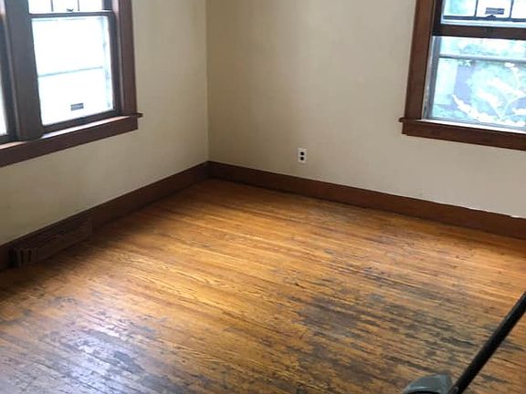 3rd image of 1073 W Packard St