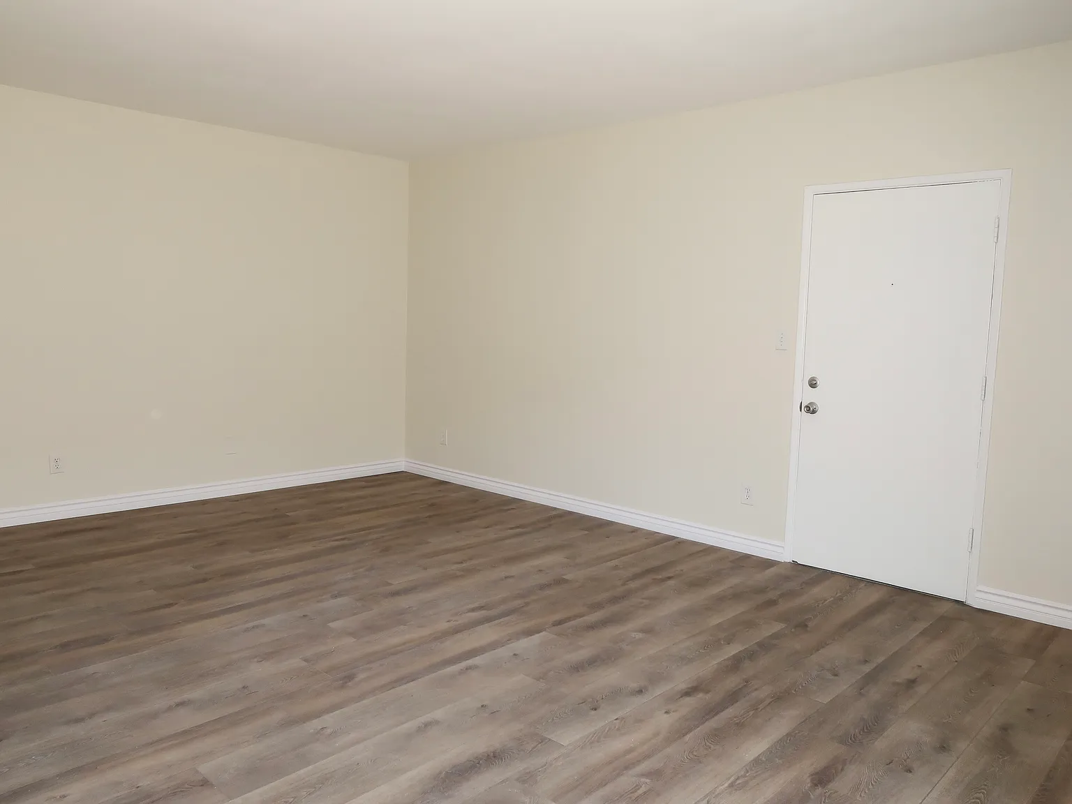 3 bed, 1100 sqft, $4,995 — Photo 2