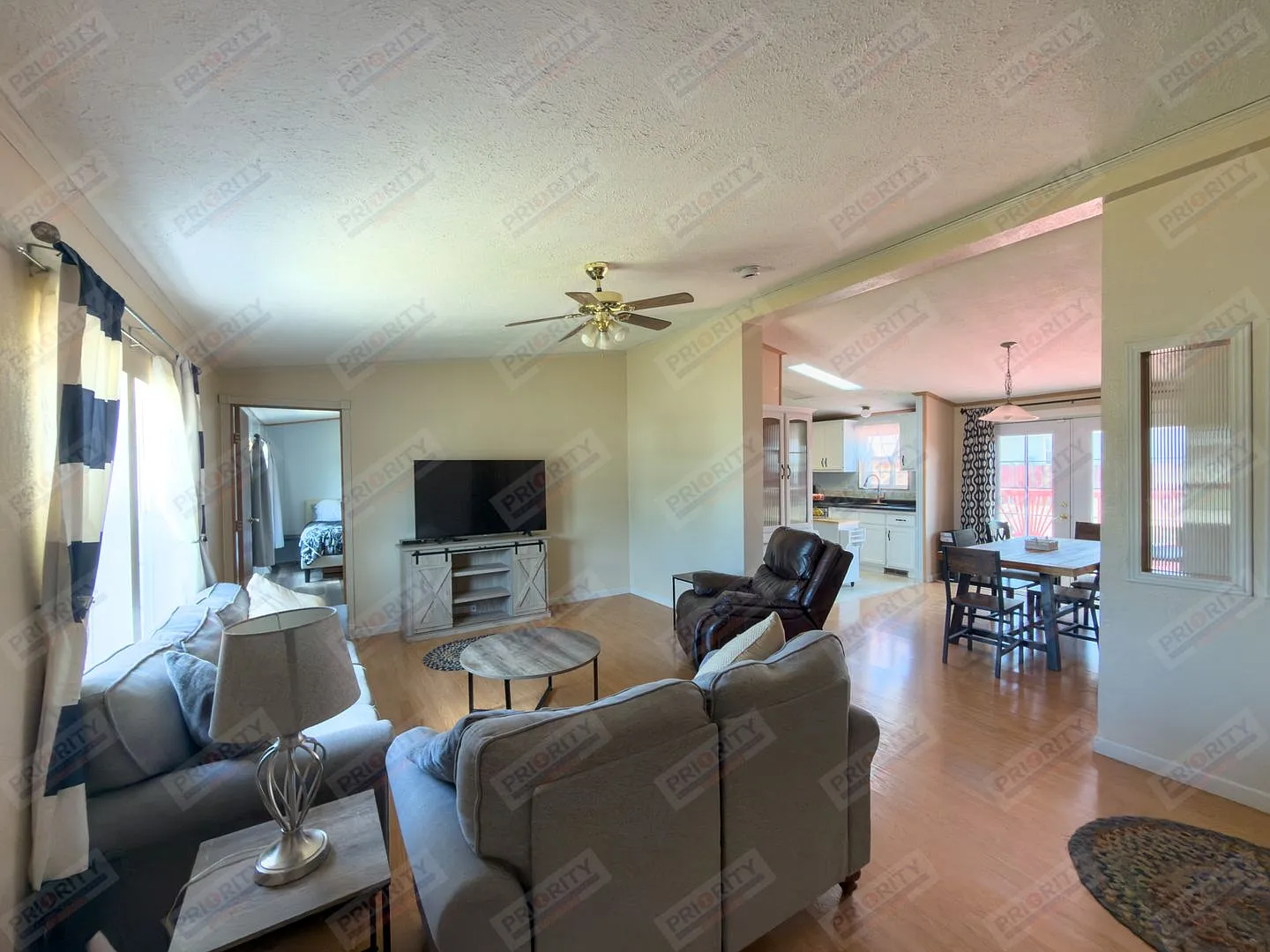 Single family home with huge yard — Photo 2