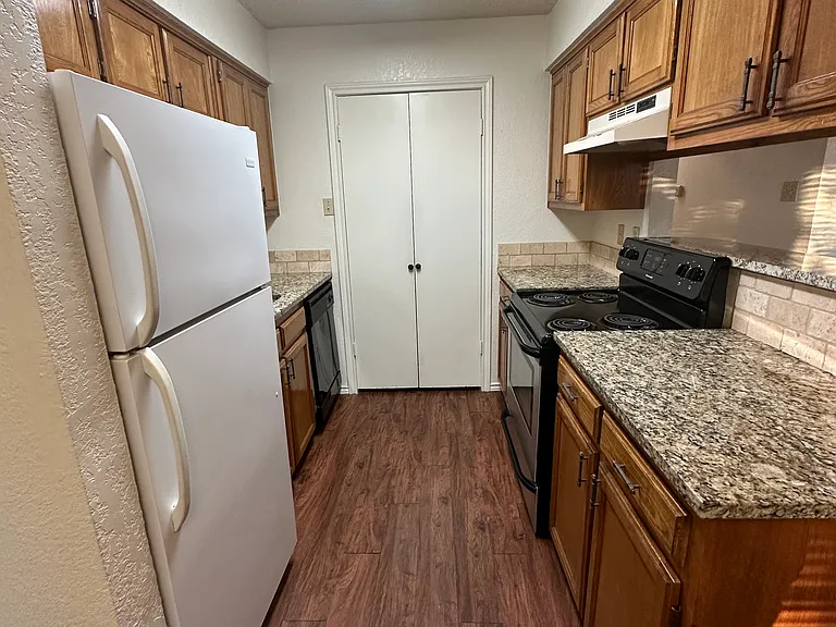 924 W Chestnut St #6 — Photo 4