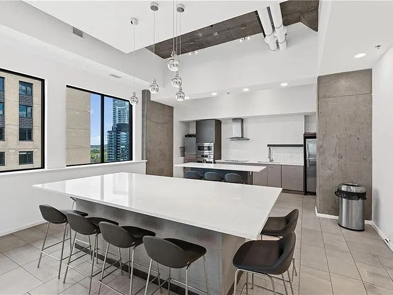 105 Champagne Ave S — Photo 10