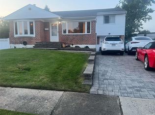 29 Hillary Ln, Westbury, NY 11590
