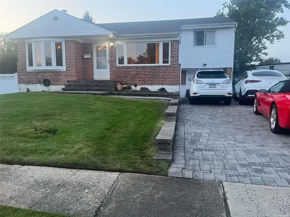 29 Hillary Lane, Westbury, NY 11590