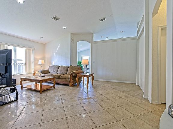 4th image of 1520 SE 17th Ave