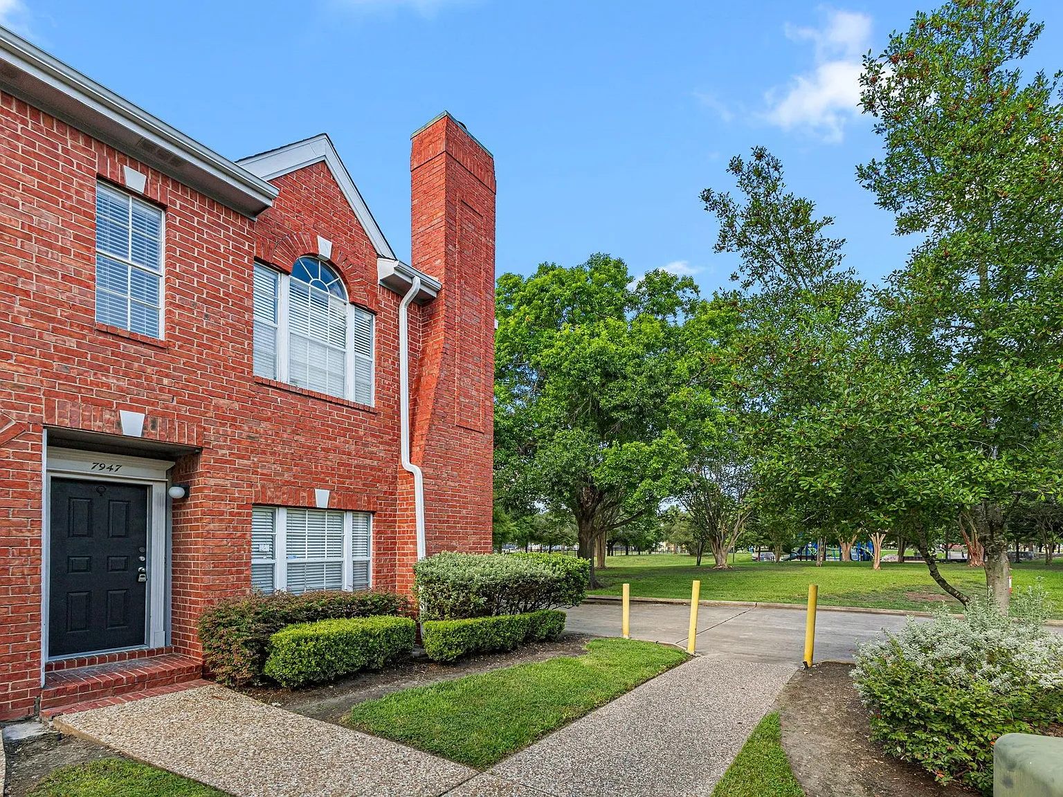 2 bed, 2.5 bath, 1386 sqft, $1,895 — Photo 2