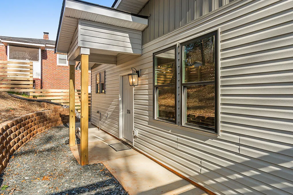 21 Cody St — Photo 3