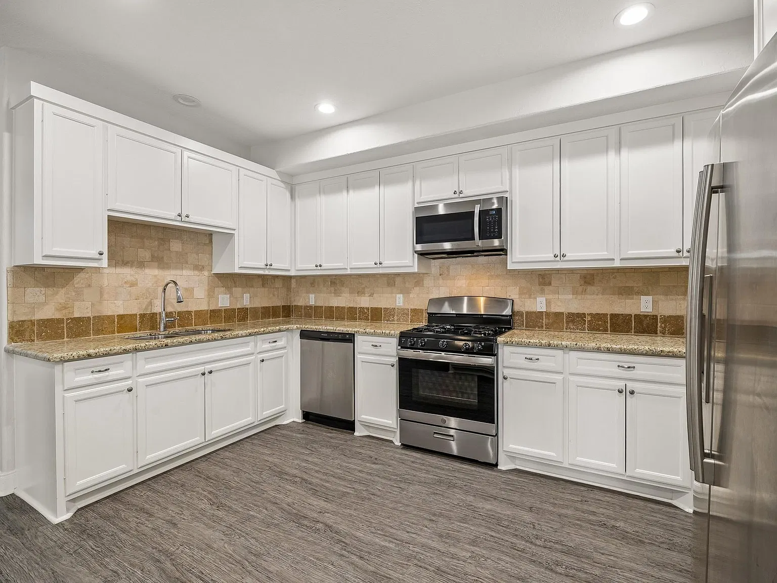 3 bed, 2.0 bath, 2278 sqft, $2,000 — Photo 4