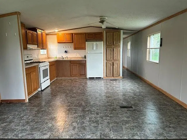 3 bed, 2.0 bath, 420 sqft, $1,600 — Photo 2
