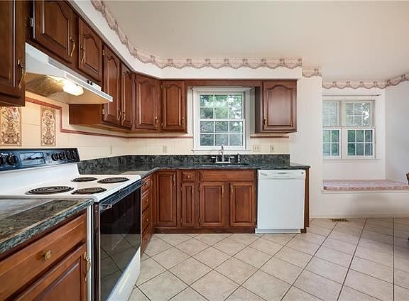 5th image of 234 Longwood Dr