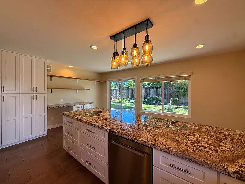 3 bed, 2.0 bath, 1325 sqft, $5,500 — Photo 3