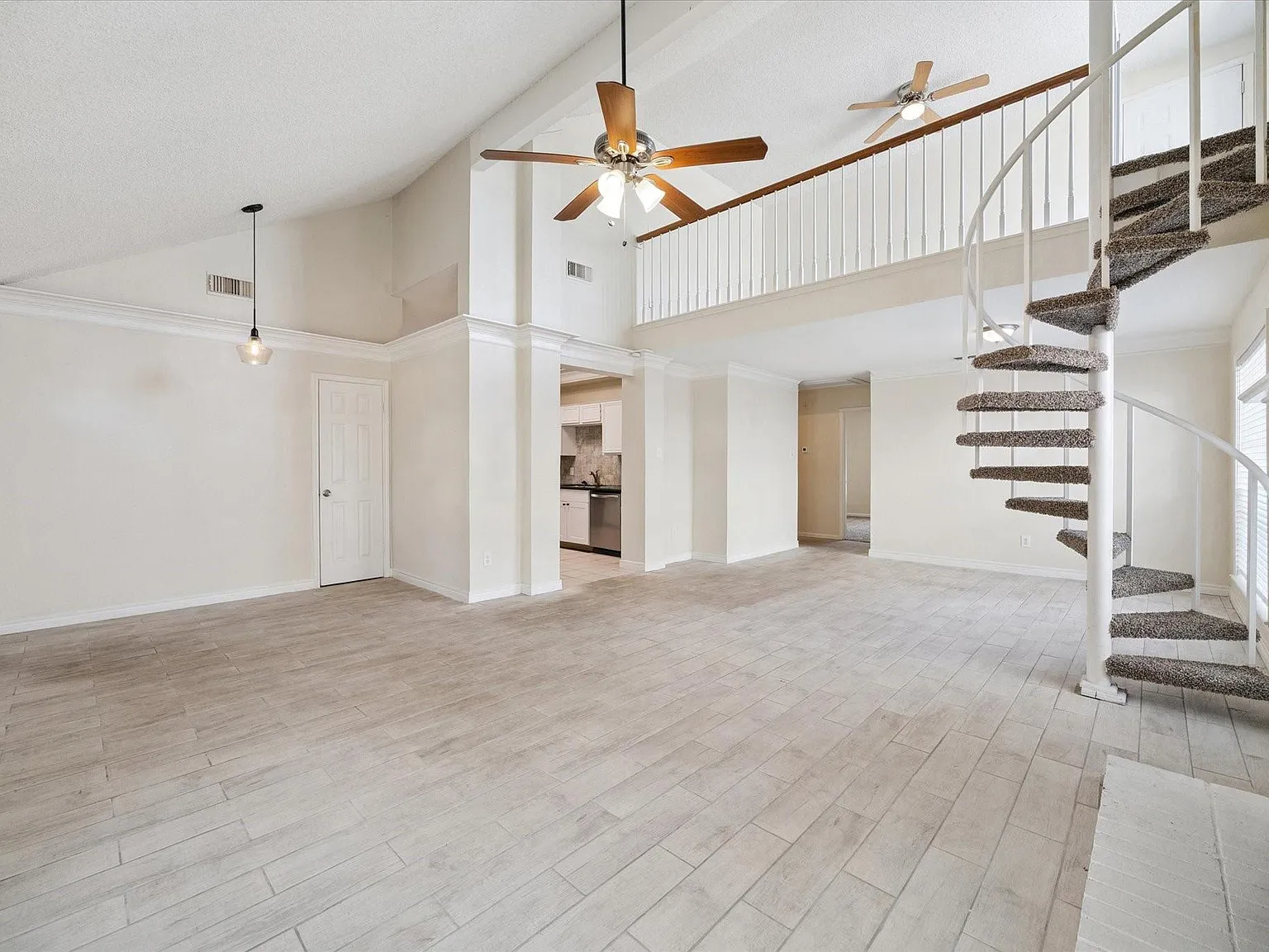 3 bed, 2.0 bath, 1877 sqft, $2,050 — Photo 4