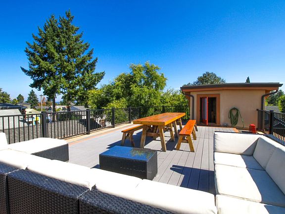 Rooftop Deck with seating for 9