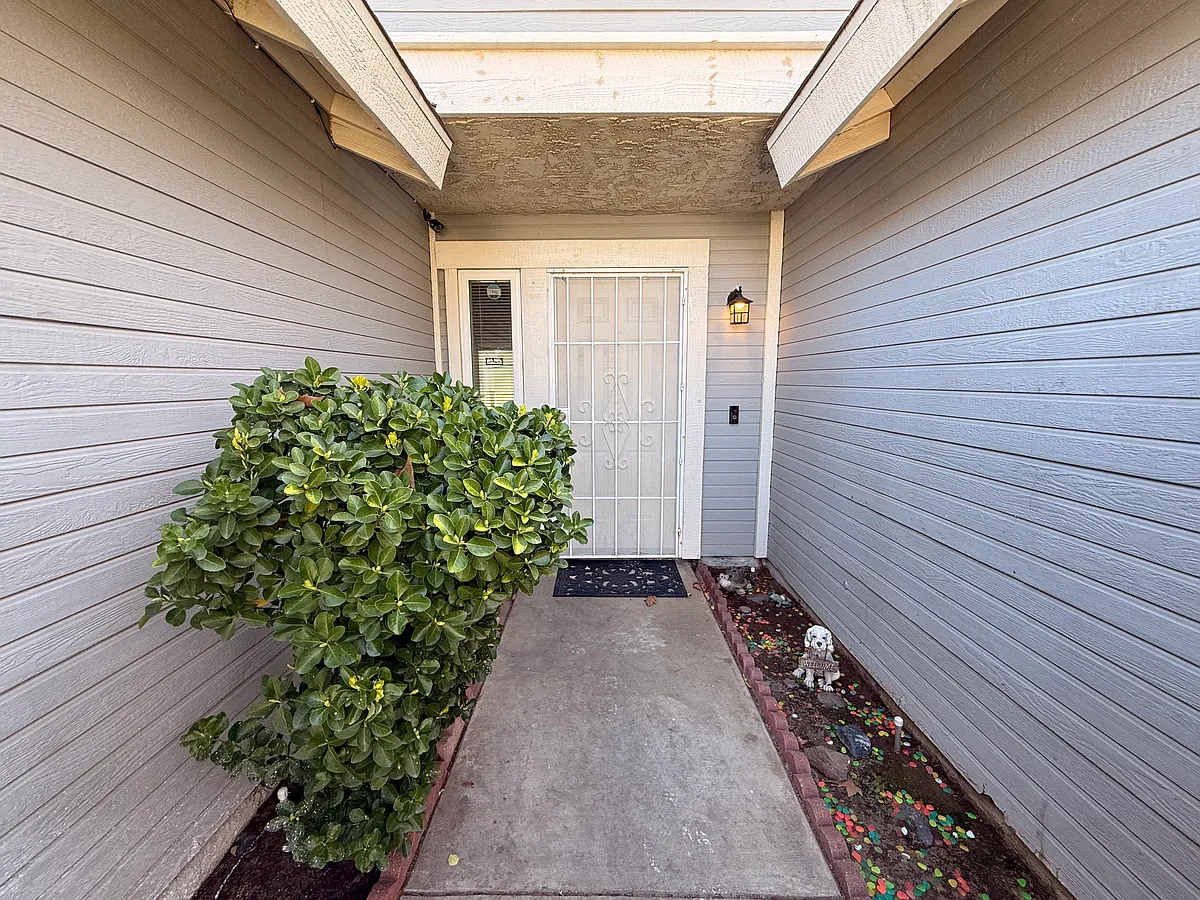 Building Photo - 2500 Topaz Ln
