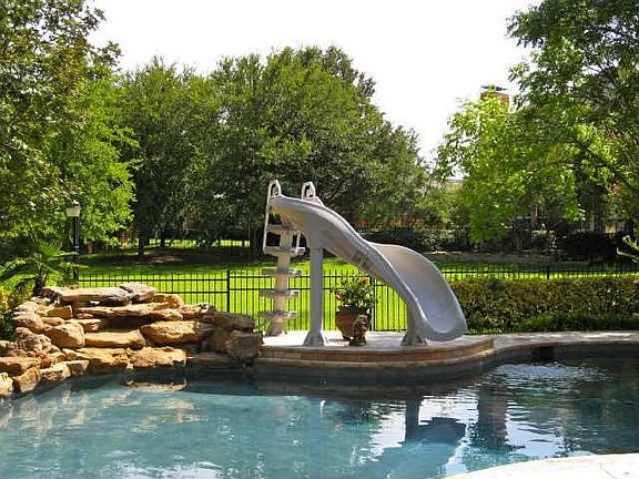2nd image of 817 Parkwood Ct
