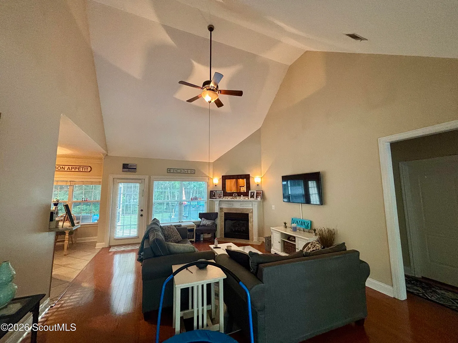 4 bed, 3.0 bath, 2210 sqft, $2,500 — Photo 3