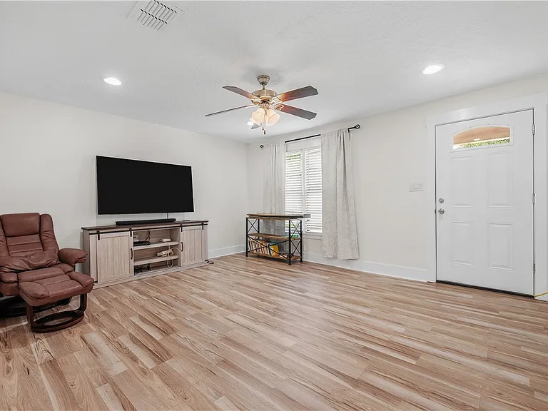 1510 Burt St — Photo 3