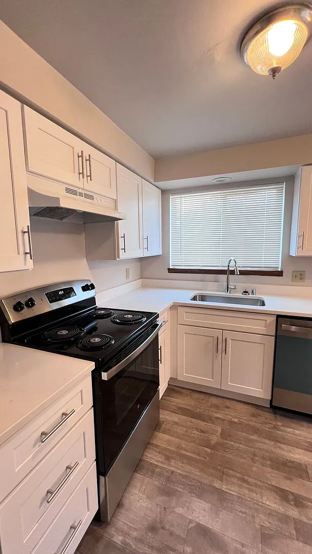 Lake St. 4-Plex — Photo 2