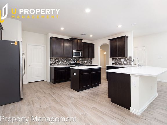 5th image of 817 Blackhawk Dr