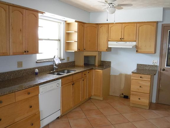 4th image of 391 Blairmore Blvd E