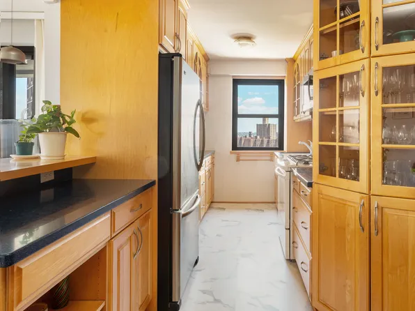 268 East Broadway A1402 image 3 of 16