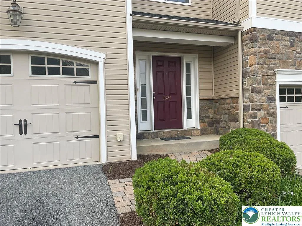 3 bed, 2.5 bath, 2080 sqft, $2,750 — Photo 2