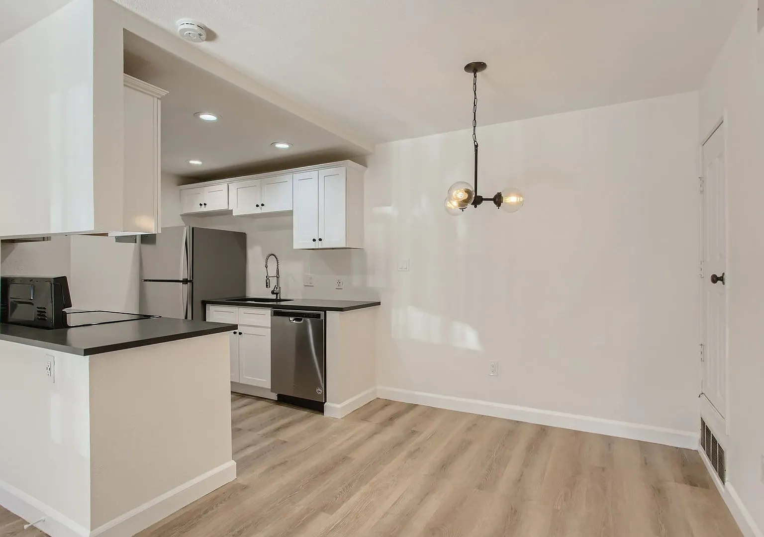 Updated 1BR in Prime DTC Location — Photo 3