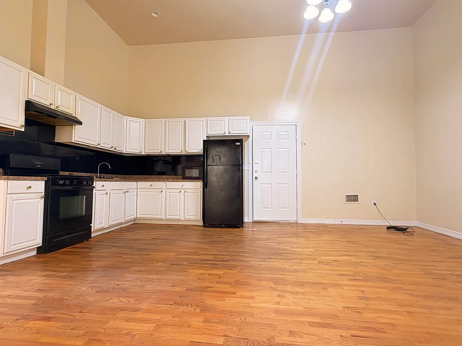 3 bed, 1.0 bath, 1200 sqft, $2,700 — Photo 3