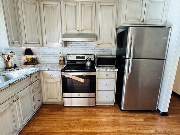 5th image of 56 Maple Ct