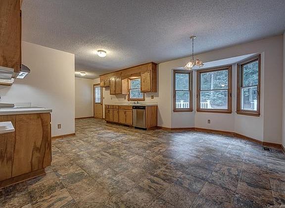 5th image of 210 Aspen Dr