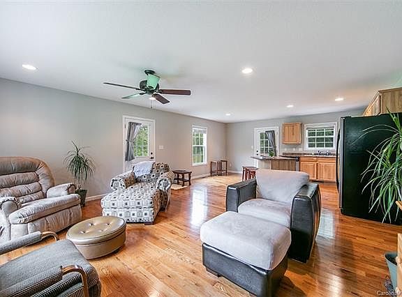 4th image of 323 Lakeside Dr